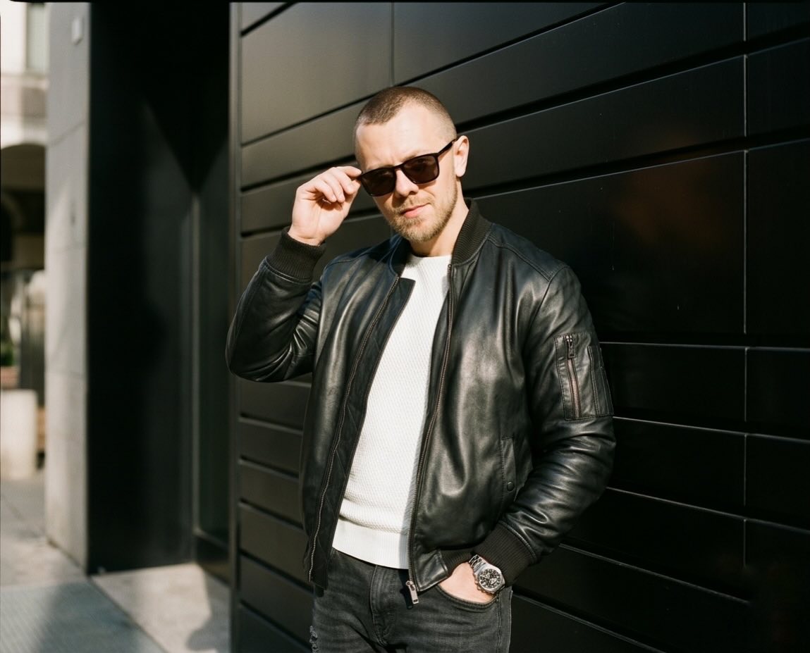 Chaqueta de piel auténtica negra, outfit todo en negro