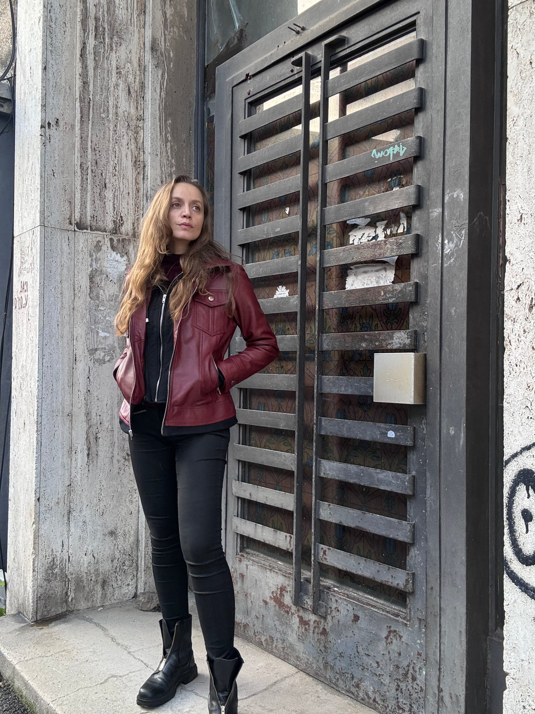 Chaqueta de cuero genuino burdeos con luz de otoño