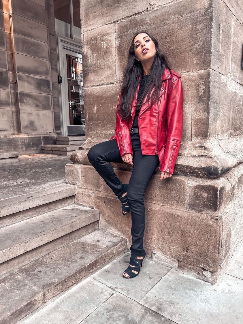 Chaqueta de piel auténtica roja llevada sobre negro